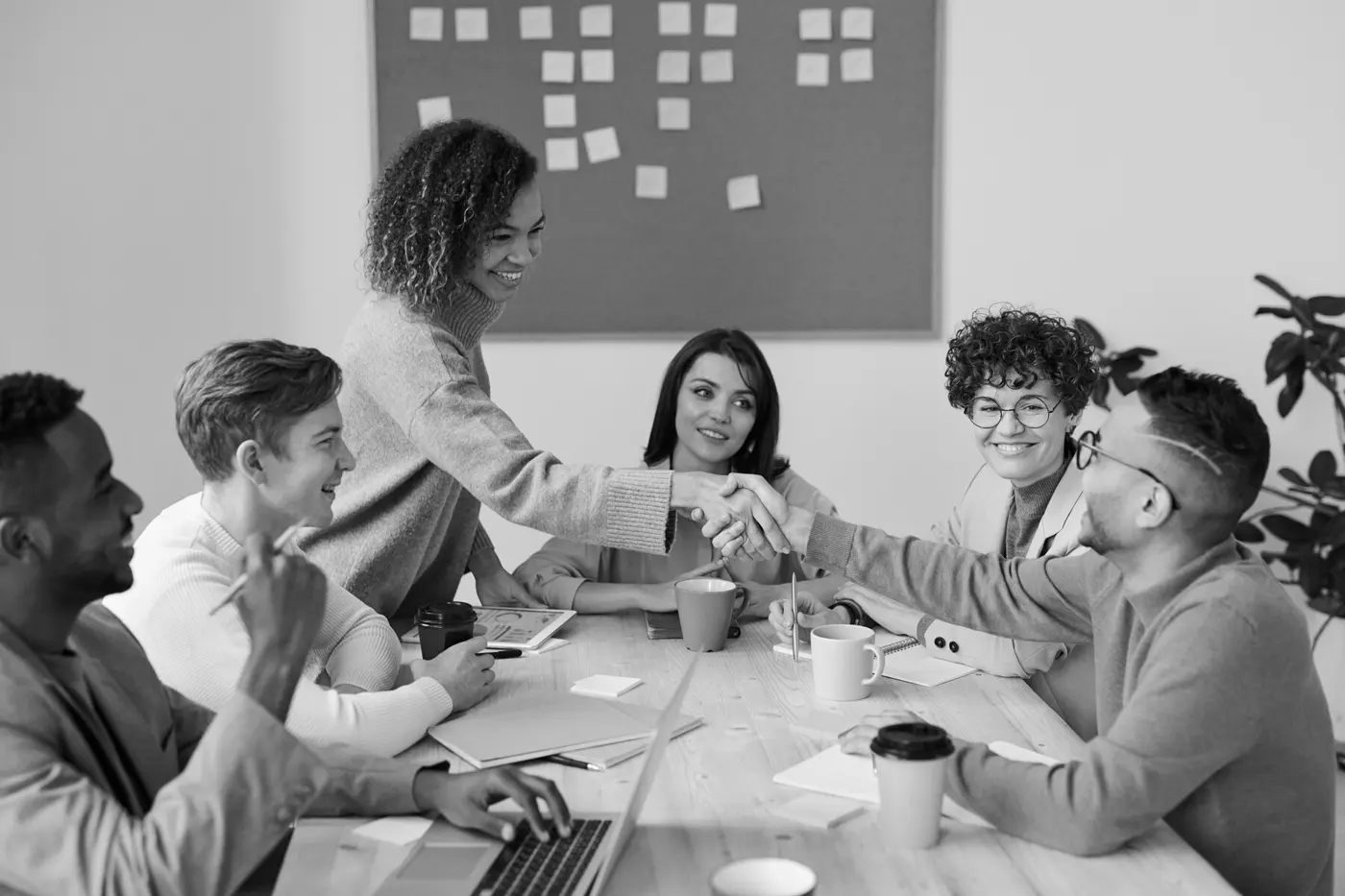 Equipe reunida em mesa de trabalho